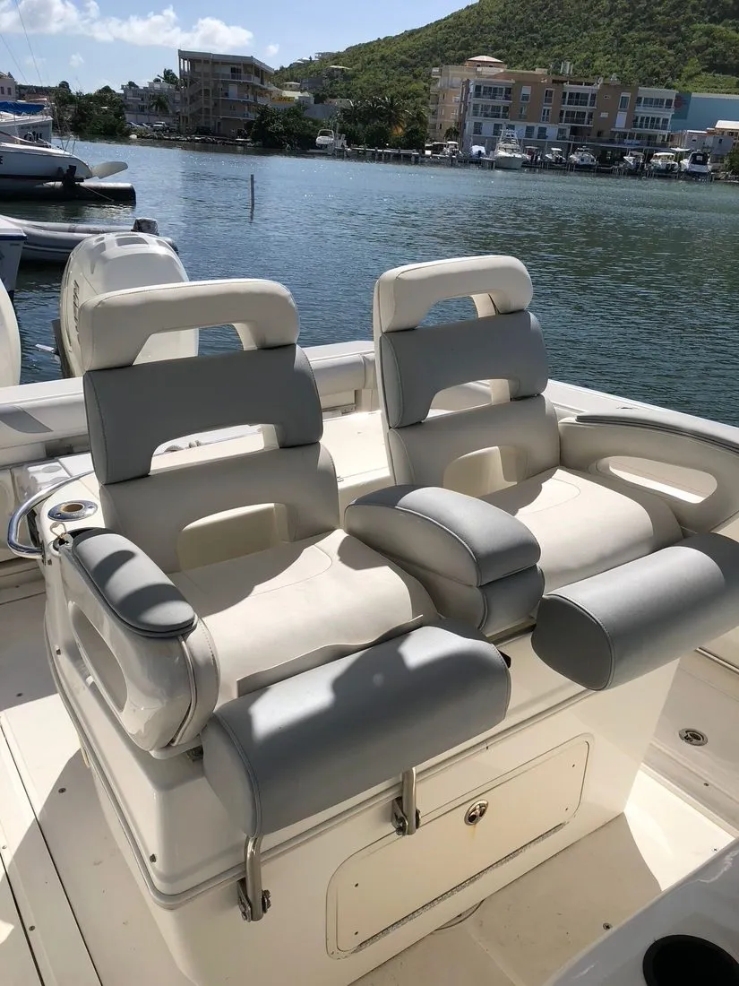 Banquette de cockpit de bateau refaite en simili blanc, avec ses passepoils