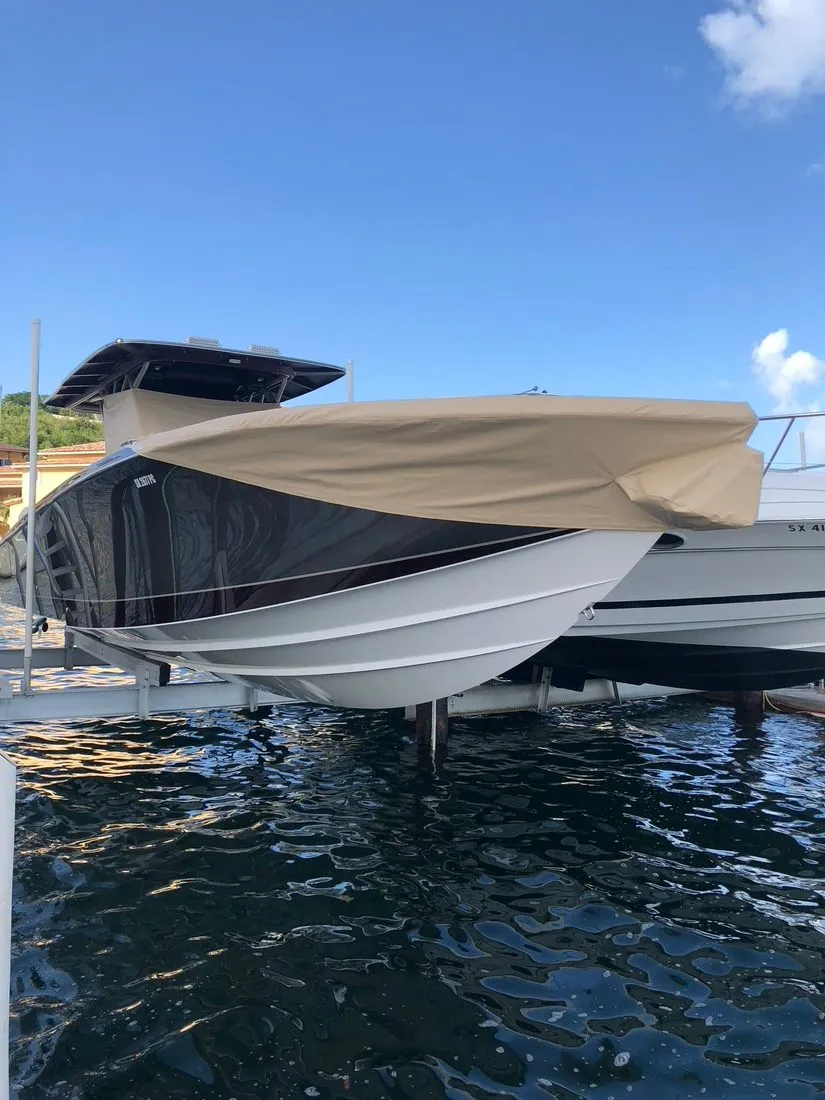 Housse de protection sur mesure posée sur un bateau à moteur