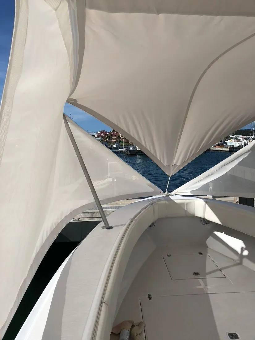 Taud blanc tendu au-dessus du cockpit d’un yacht