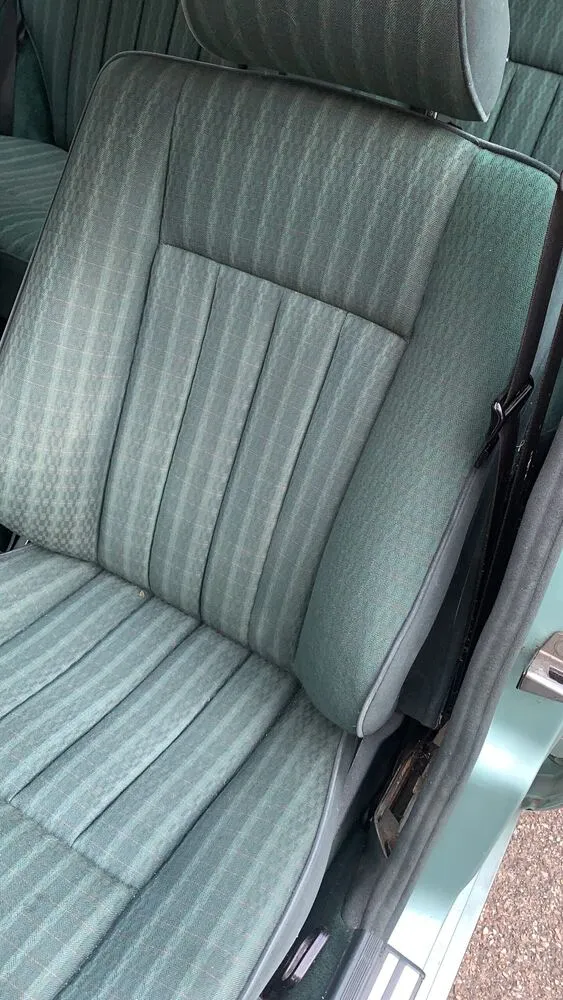 Siège de BMW 528 avec son tissu d’origine à rayures, avant réfection