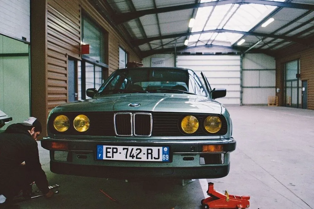 BMW 528 verte garée devant l’atelier de Chaponost, avant le chantier