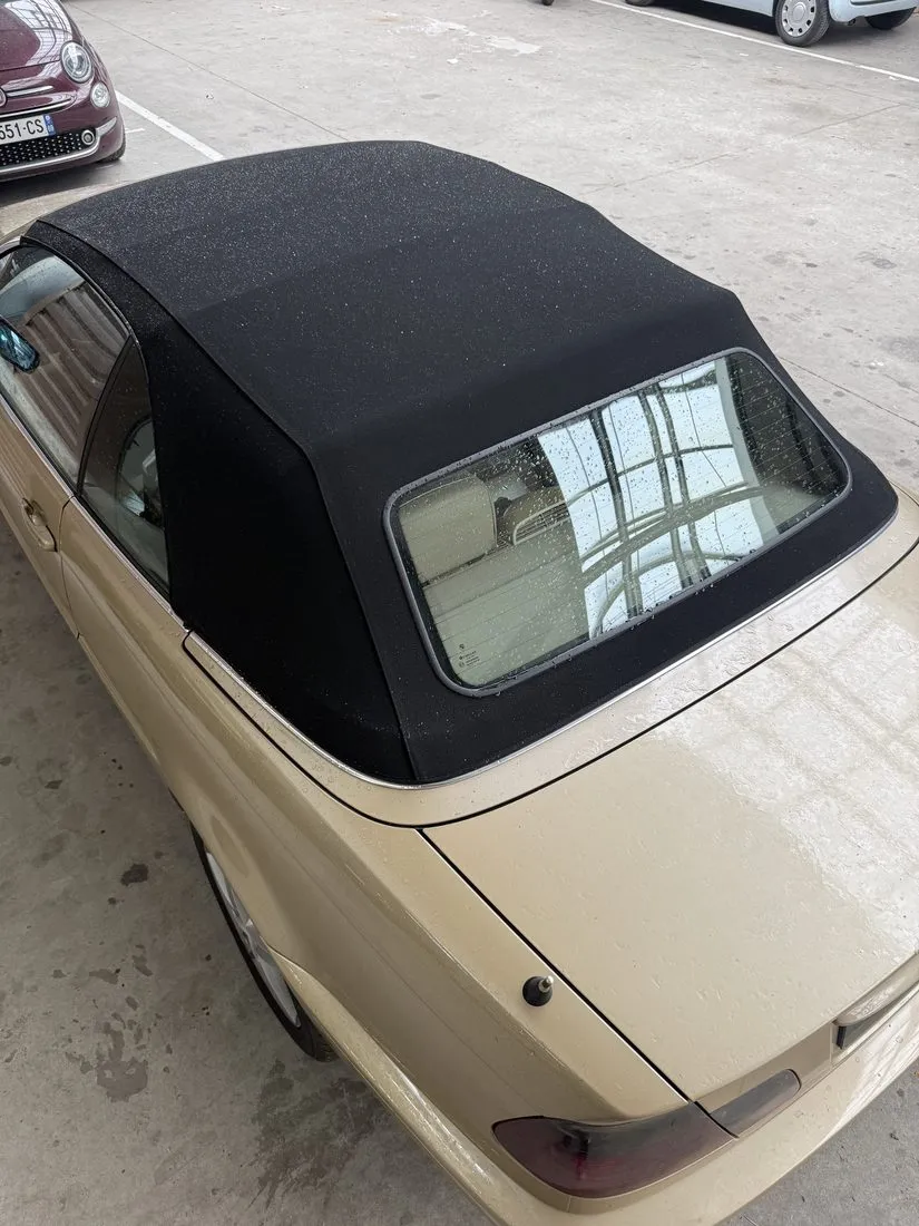 BMW Série 3 E46 cabriolet beige avec sa capote noire refaite, vue de trois quarts