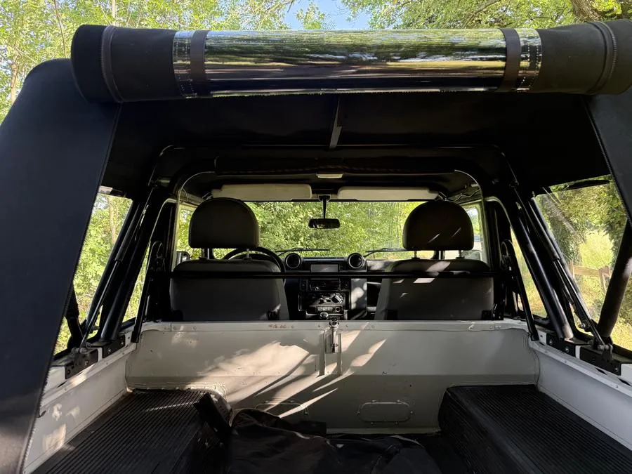Intérieur du Land Rover Defender sous sa capote neuve, arceaux visibles