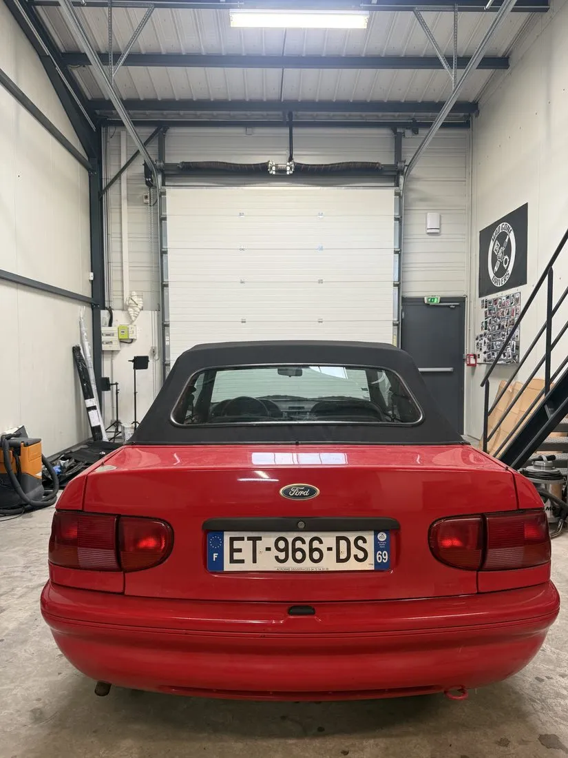 Arrière de la Ford Escort cabriolet avec sa capote neuve et sa lunette remplacée