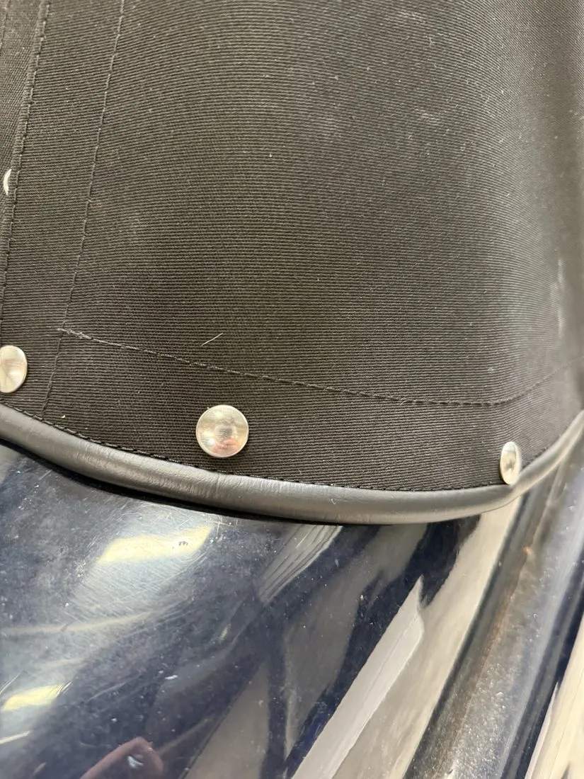 Détail des boutons pression de la capote en alpaga du Hotchkiss