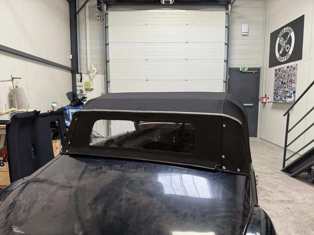 Capote neuve en alpaga posée sur le cabriolet Hotchkiss d’avant-guerre