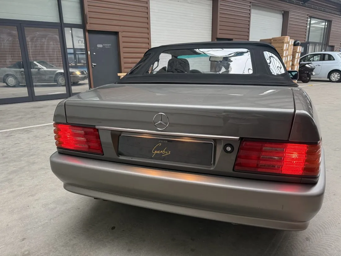 Mercedes SL R129 avec sa capote refaite, vue de trois quarts arrière