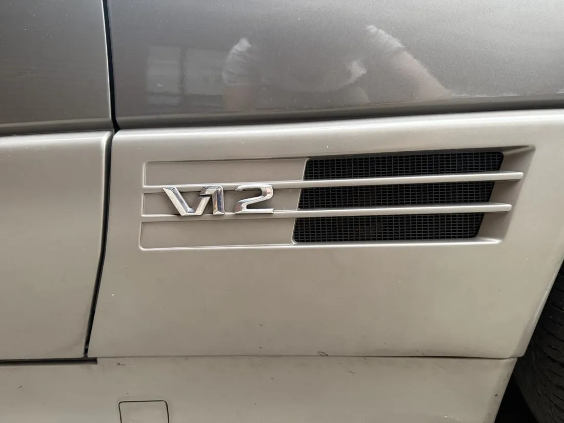 Détail de la Mercedes 600 SL avec son badge V12, capote neuve en place