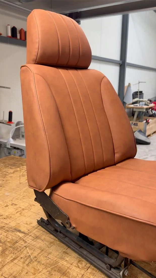 Siège en cuir tan refait et remonté dans la Peugeot 304 cabriolet