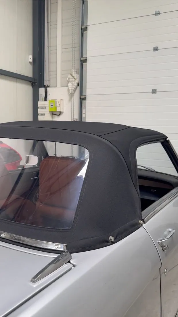 Peugeot 304 cabriolet terminée dans l’atelier, capote noire neuve et intérieur tan