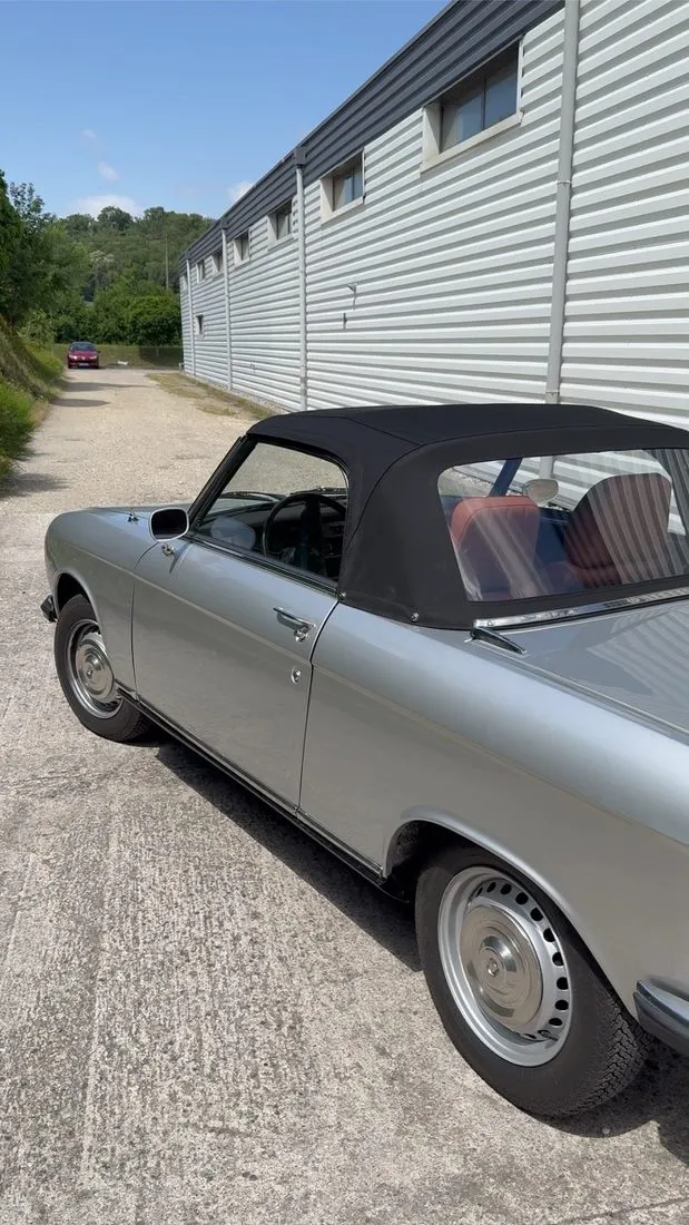 Capote neuve noire posée et tendue sur la Peugeot 304 cabriolet