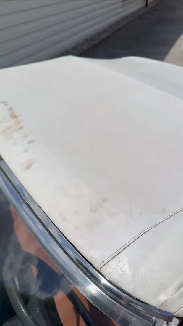Capote blanche de Peugeot 304 cabriolet vue de dessus, marquée de coulures brunes le long du pli