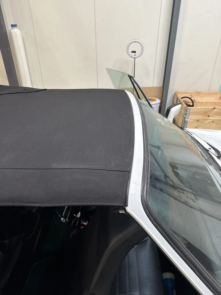 Armature de capote de Porsche 911 SC pendant la réfection