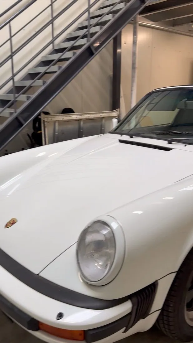 Porsche 911 SC avec sa capote refaite et tendue, vue de trois quarts