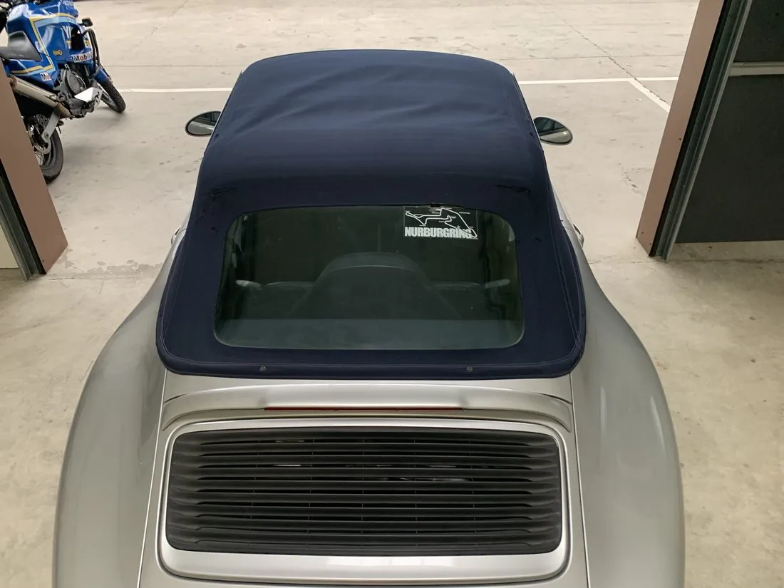 Porsche 911 type 993 avec sa capote terminée, vue de trois quarts arrière