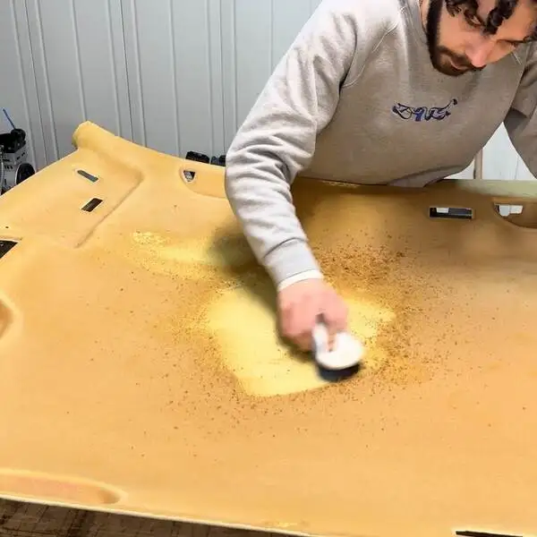 Encollage de la coque de ciel de toit d'une Volkswagen Golf 4, à plat sur l'établi