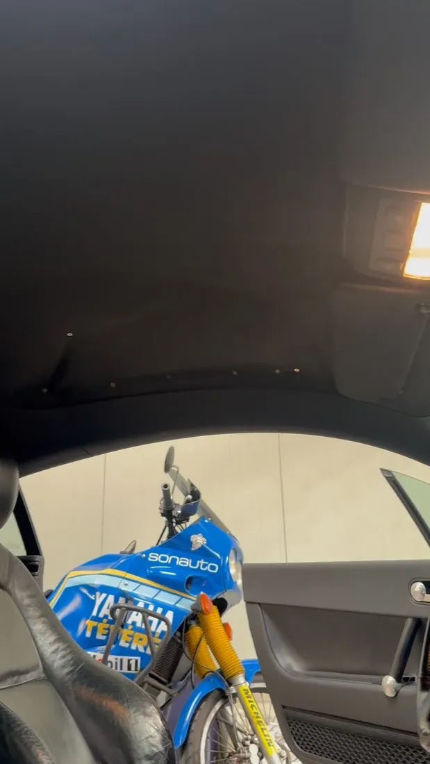 Habitacle d’Audi TT noire avec son ciel de toit reposé