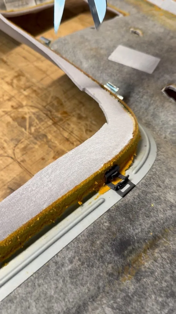 Coque de ciel de toit avec la découpe du toit ouvrant, posée sur l’établi