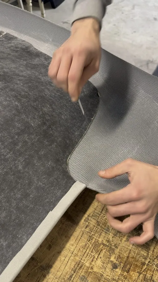 Décollement du vieux tissu de garniture sur la coque de ciel de toit d’une Golf 4