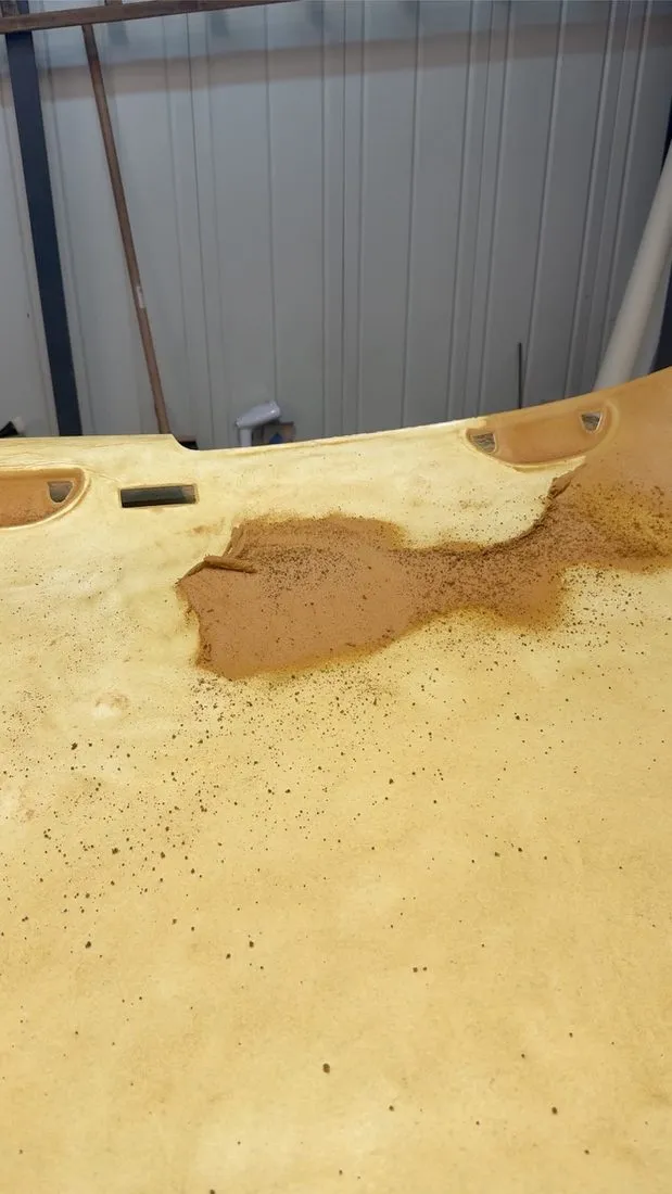 Coque de ciel de toit de Volkswagen Golf 4 dont la mousse d’origine est réduite en poussière brune