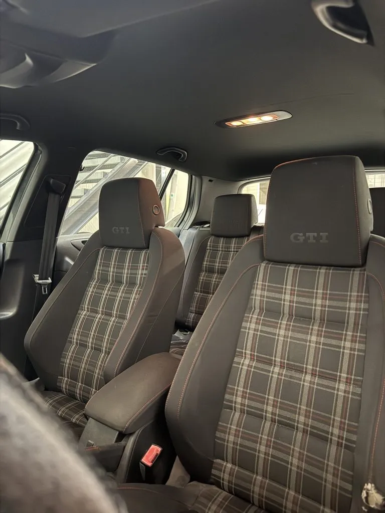 Habitacle de Golf GTI avec son ciel de toit refait et ses sièges en tissu écossais