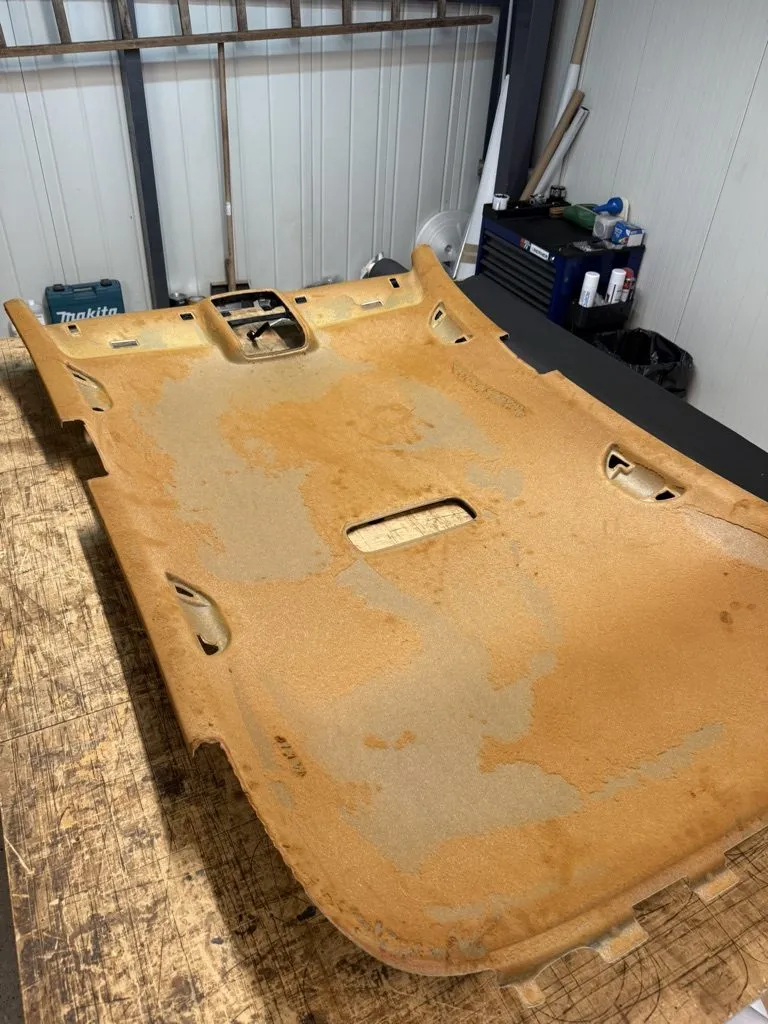 Coque de ciel de toit de Golf GTI couverte de résidus de mousse orangée après retrait du tissu