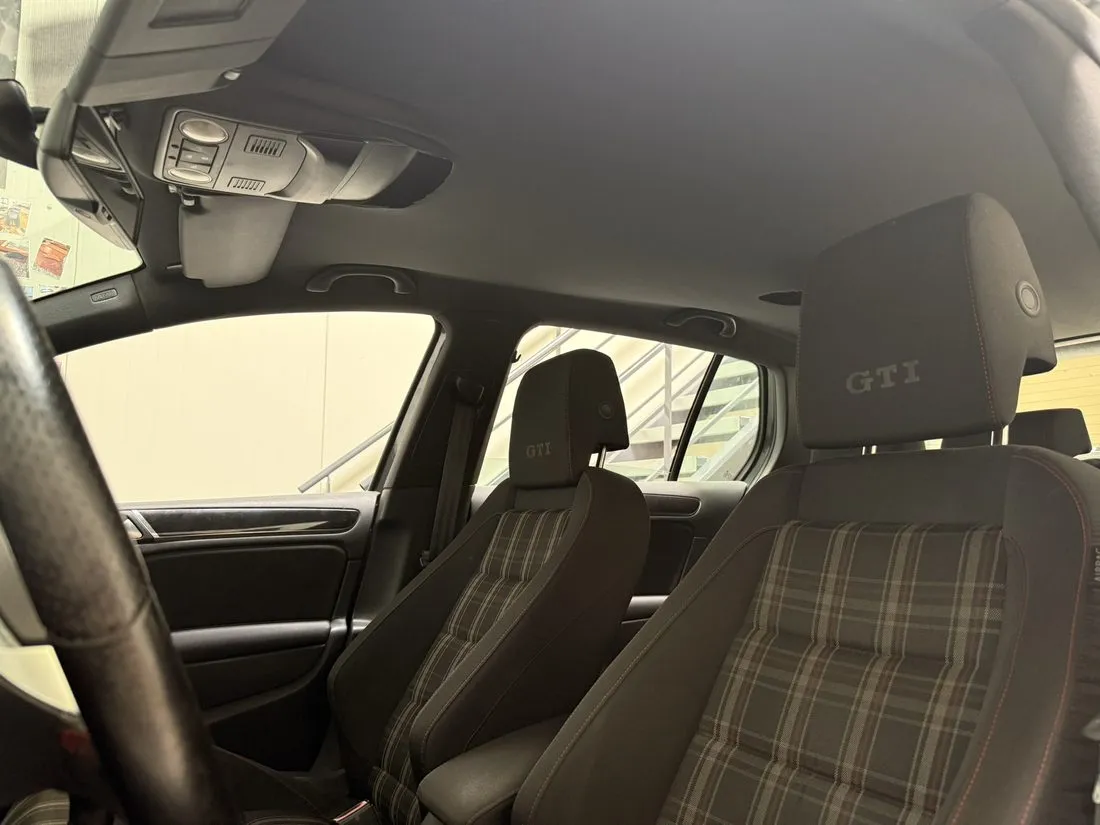 Ciel de toit de Golf GTI refait, vu depuis l’avant de l’habitacle