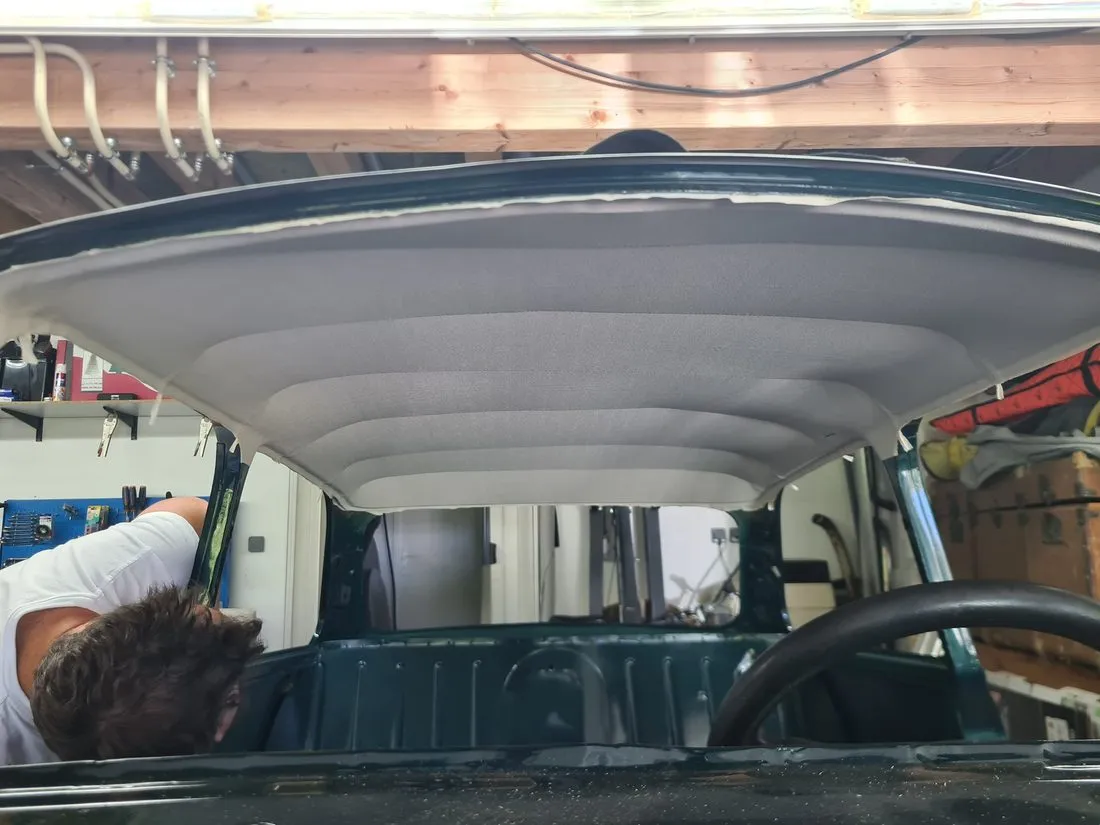 Intérieur d’une Austin Mini avant reprise du pavillon, vu depuis l’avant de l’habitacle