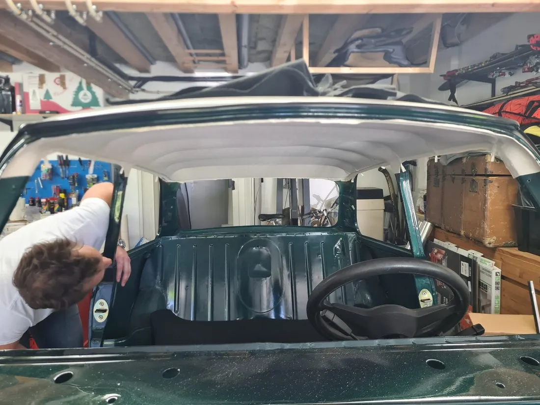 Pavillon tendu et collé refait sous le toit d’une Austin Mini classique