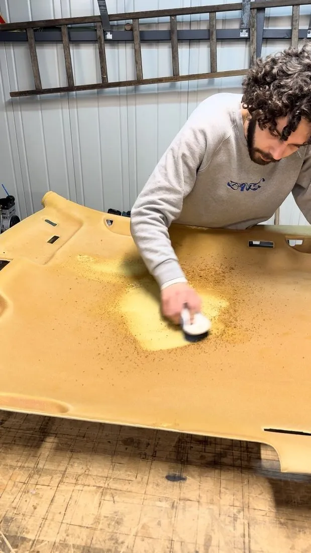 Coque de ciel de toit nettoyée à la main sur l’établi pour retirer les résidus de mousse et de colle