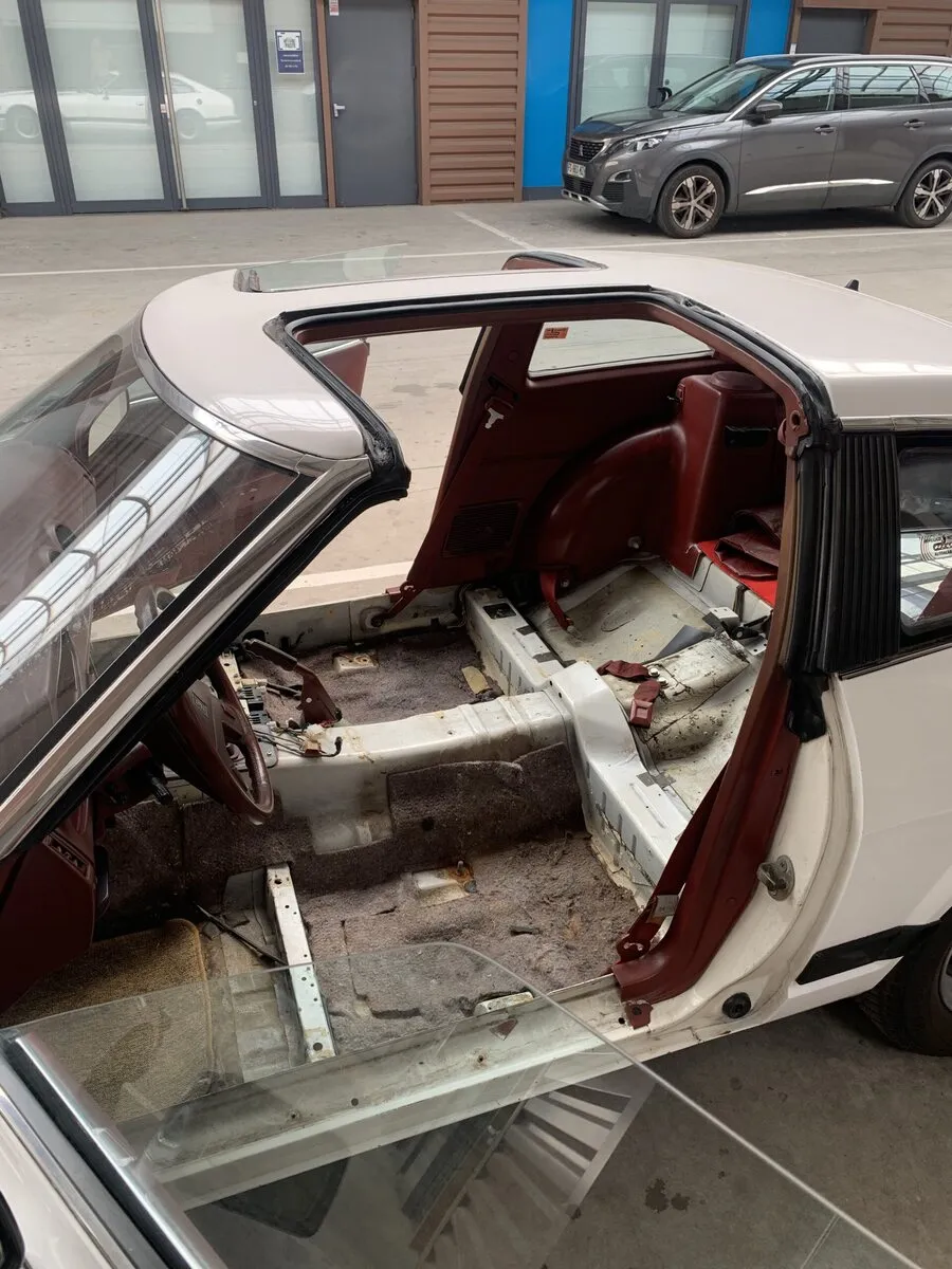 Intérieur d’une Datsun 280 ZX entièrement déposé, plancher nu et structure apparente