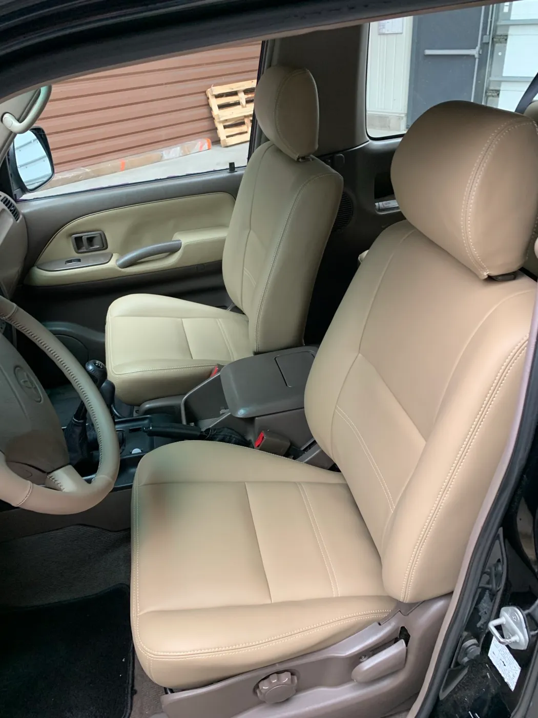 Habitacle de Toyota Land Cruiser terminé, sièges avant et arrière en simili beige, panneau de porte assorti