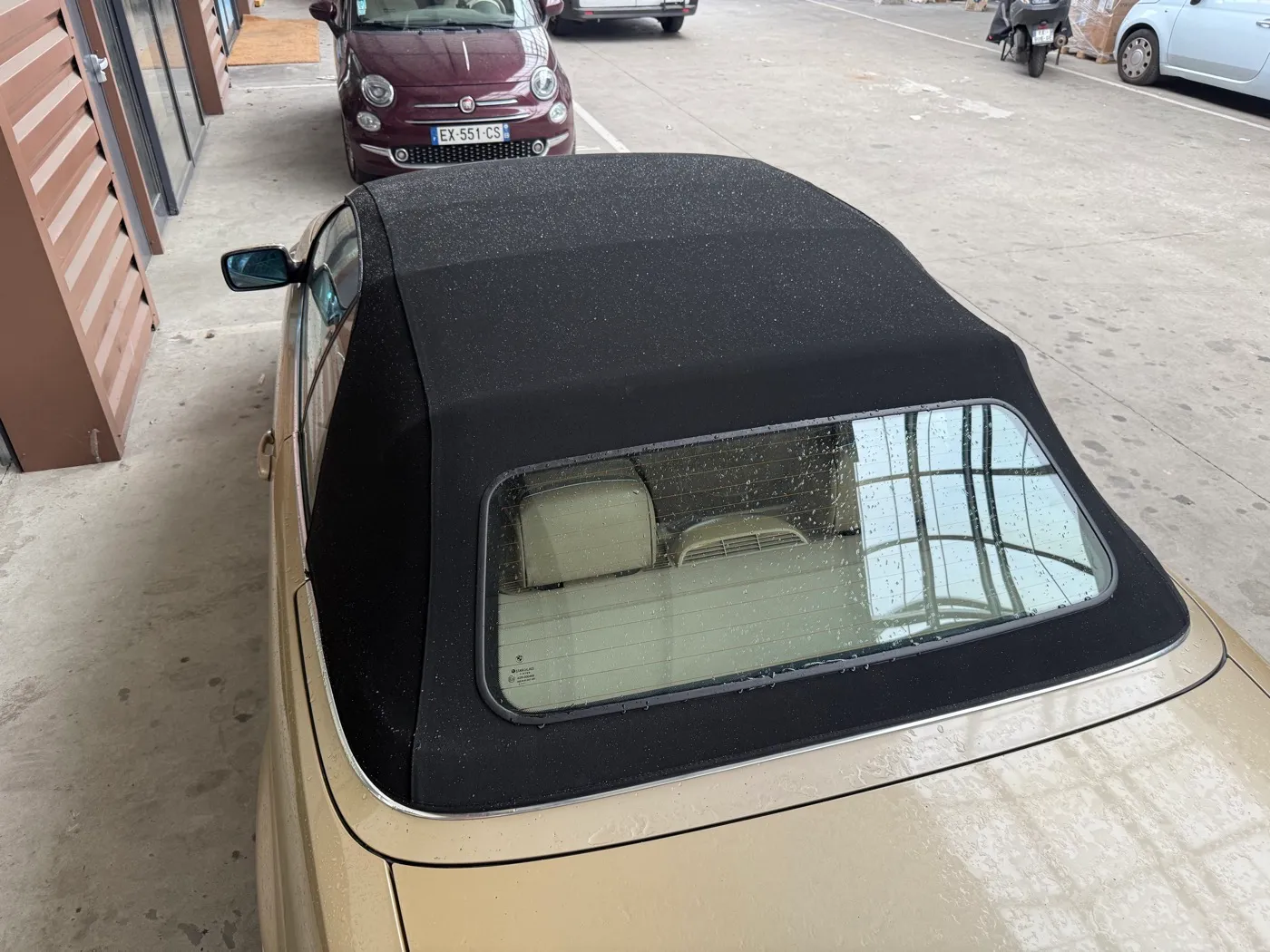 BMW E46 cabriolet beige, capote noire neuve posée, lunette arrière en verre nette et bien encadrée