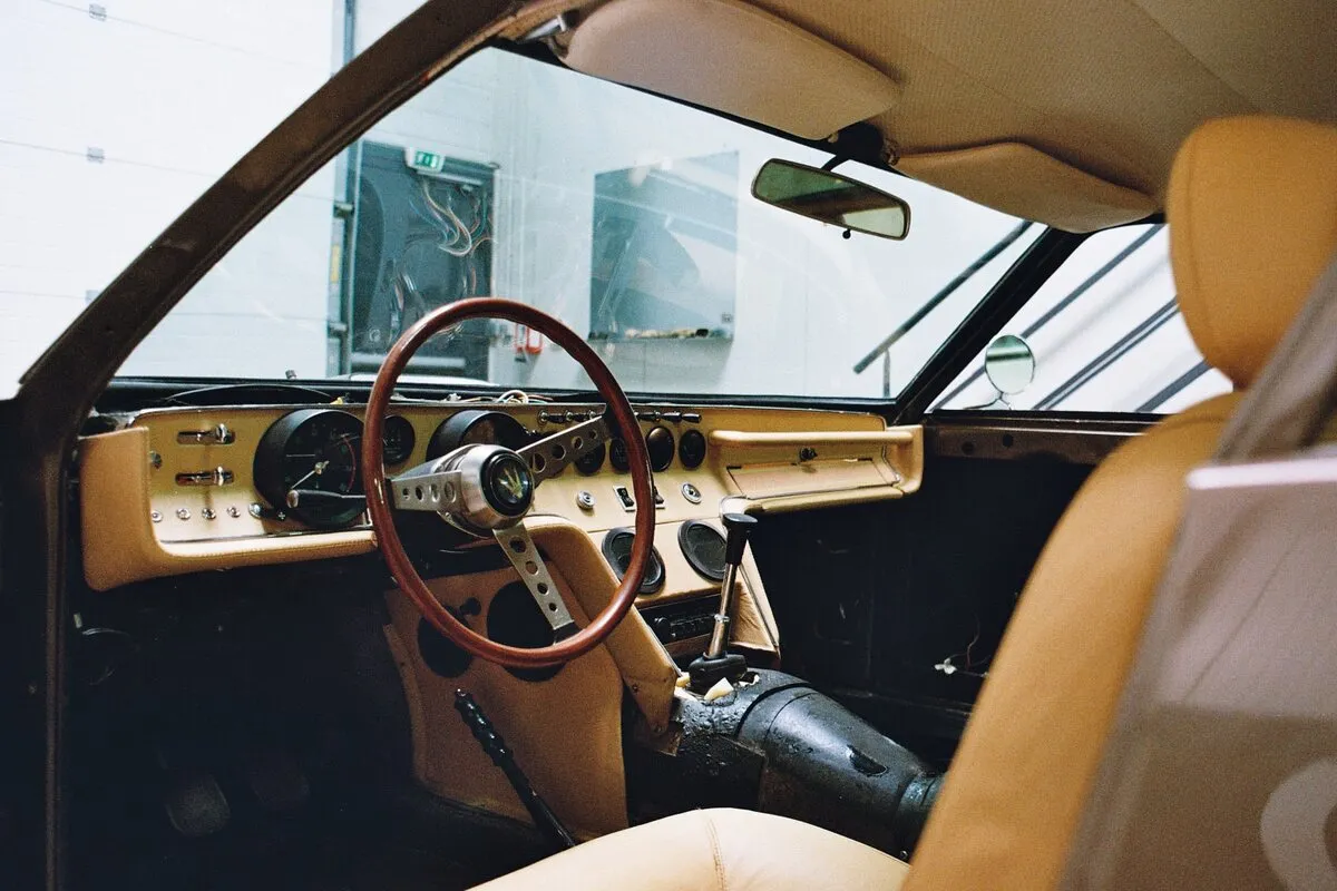 Intérieur en cuir beige d’une Maserati Ghibli après réfection
