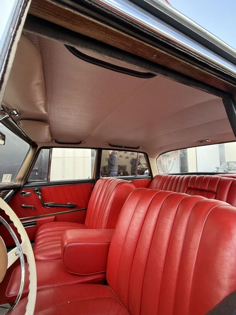 Intérieur de Mercedes 220 SE W111 avec sa sellerie cuir rouge et le ciel de toit refait en blanc