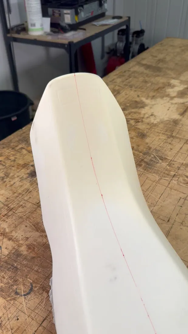 Mousse de selle de moto retaillée et tracée au feutre rouge avant la pose de la coiffe