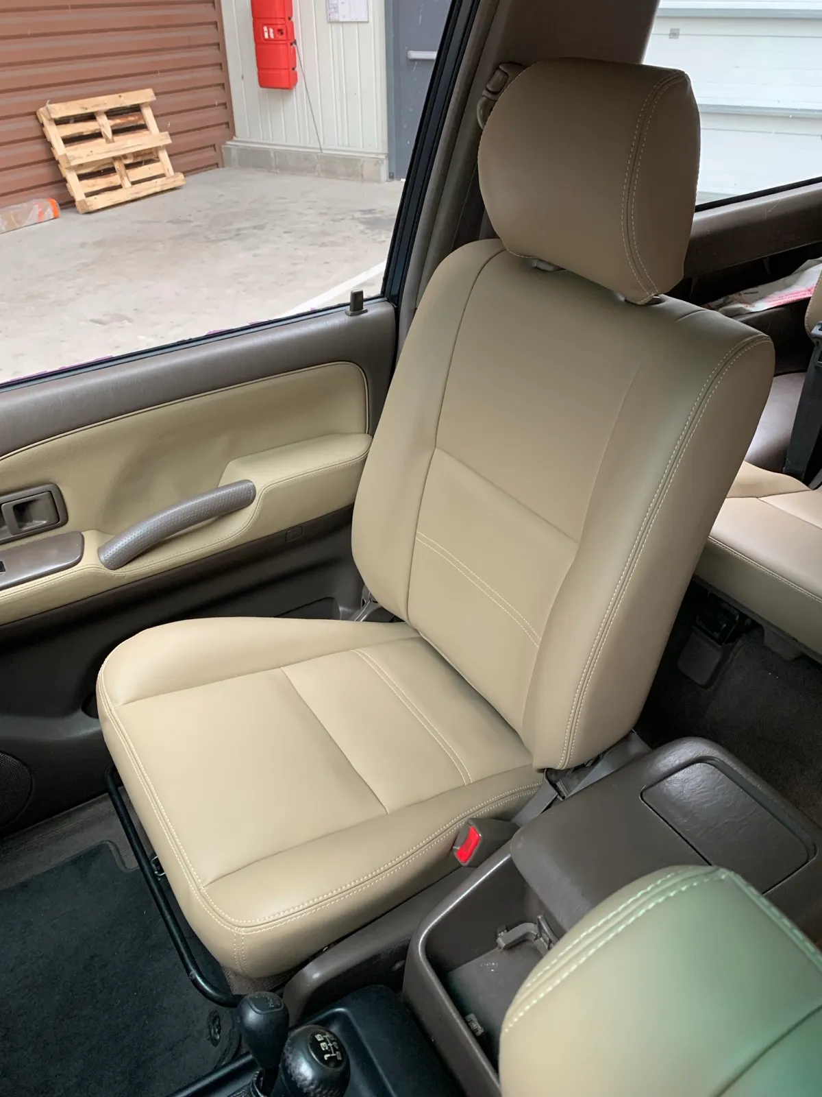 Panneau de porte de Toyota Land Cruiser regarni en simili beige, reposé sur le véhicule