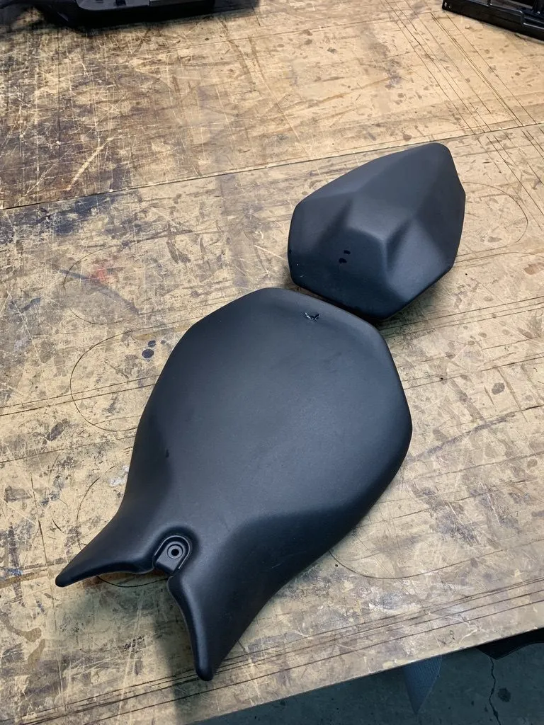 Selle moto sur mesure avec dosseret passager, terminée à l’atelier