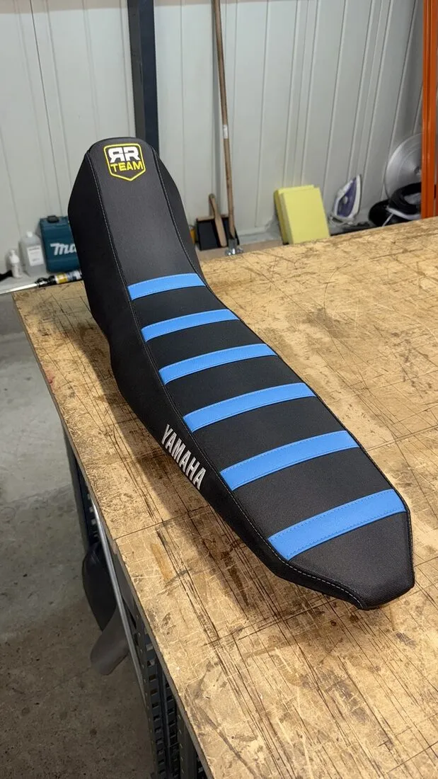 Selle d’enduro recouverte de simili noir avec des bandes agrippantes bleues