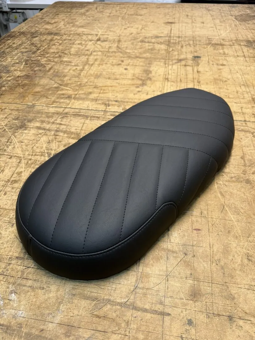 Selle de moto matelassée terminée, avec ses coutures longitudinales régulières