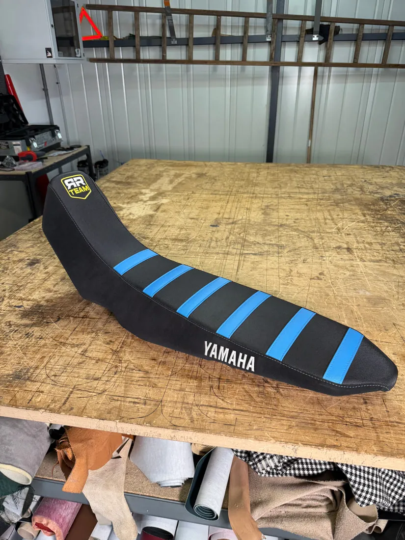 La même selle de Yamaha 700 Ténéré vue de trois quarts, avec le badge RR Team brodé