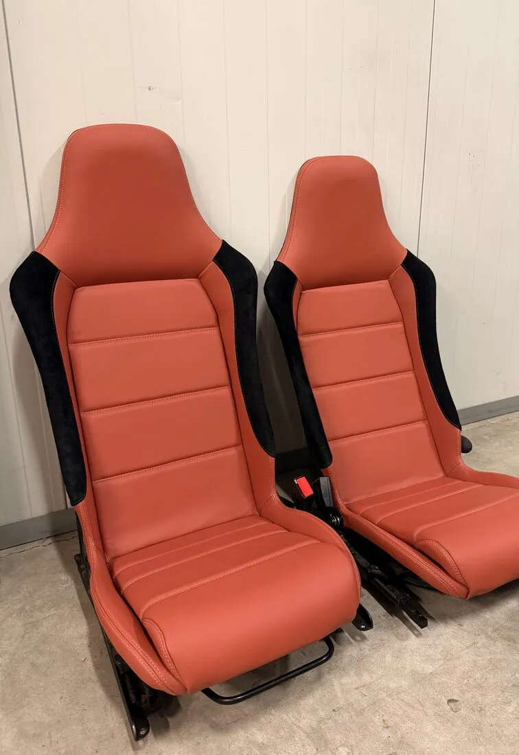 Deux sièges baquets d’Opel Speedster regarnis en cuir rouge, terminés dans l’atelier
