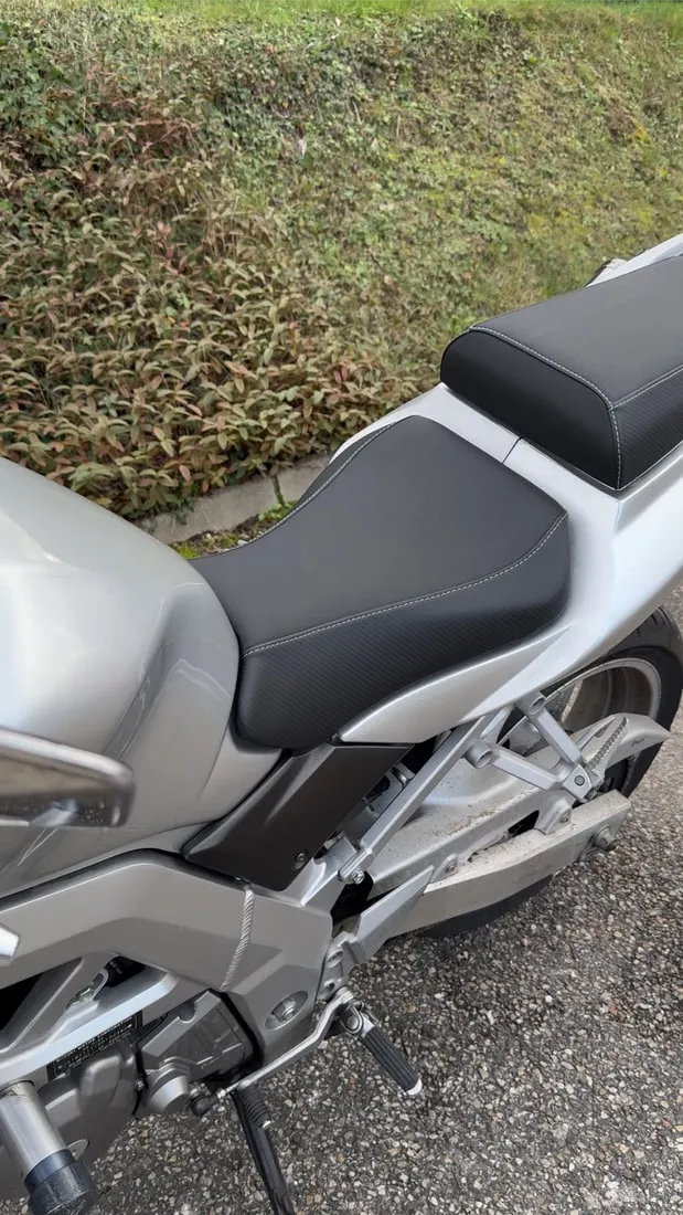 Selle et selle passager de Suzuki SV 650 refaites en simili noir à surpiqûres blanches