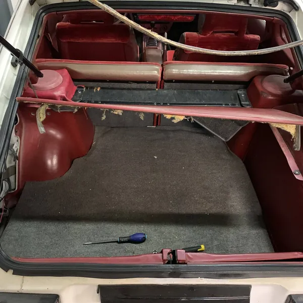 Coffre de Datsun 280 ZX avec son ancienne moquette grise usée, avant réfection