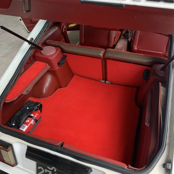 Le même coffre de Datsun 280 ZX avec sa moquette rouge neuve, taillée sur mesure
