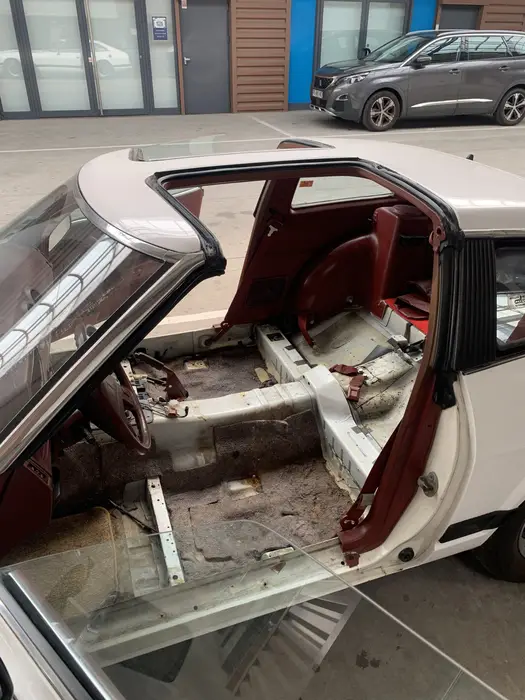 Habitacle de la Datsun 280 ZX entièrement déposé, plancher nu