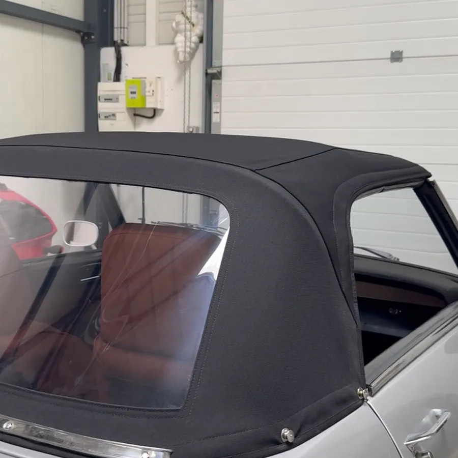 La même Peugeot 304 cabriolet avec sa capote noire neuve, tendue sur l'armature d'origine