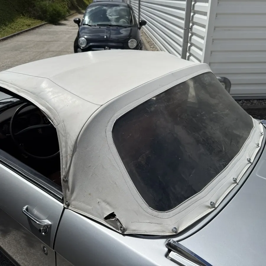 Peugeot 304 cabriolet avec sa capote d'origine blanche, délavée et marquée aux pliures