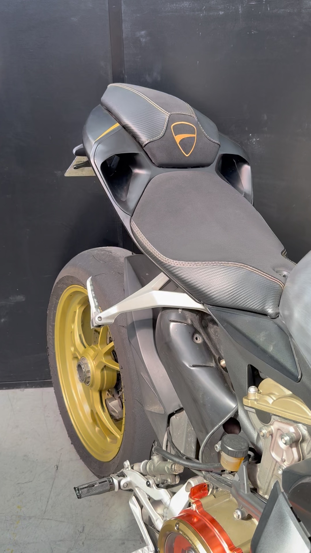 Une personnalisation irrésistible de selle Ducati signée par un artisan sellier moto